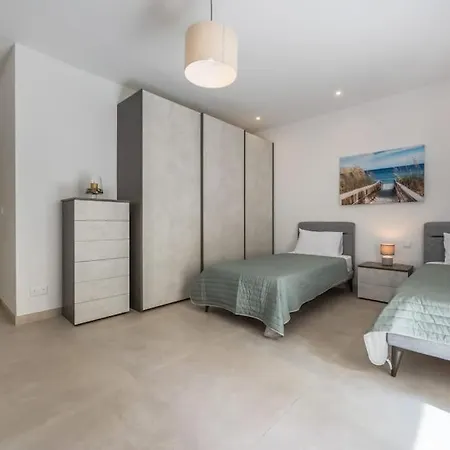 Hillcrest 2 Bedroom *