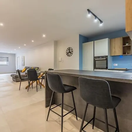 Hillcrest 2 Bedroom Apartment *